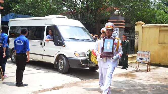 Tiễn đưa thượng úy hy sinh trong vụ máy bay rơi ở Hòa Lạc - ảnh 21