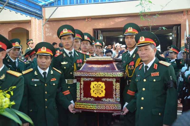 Tiễn đưa thượng úy hy sinh trong vụ máy bay rơi ở Hòa Lạc - ảnh 18