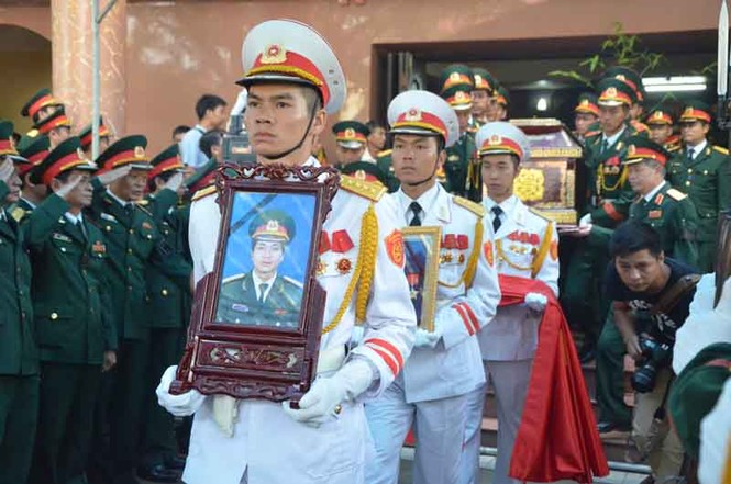 Tiễn đưa thượng úy hy sinh trong vụ máy bay rơi ở Hòa Lạc - ảnh 19
