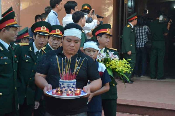 Tiễn đưa thượng úy hy sinh trong vụ máy bay rơi ở Hòa Lạc - ảnh 20