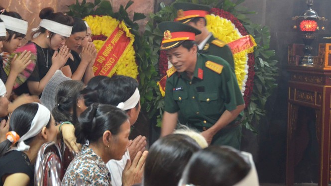 Tiễn đưa thượng úy hy sinh trong vụ máy bay rơi ở Hòa Lạc - ảnh 2