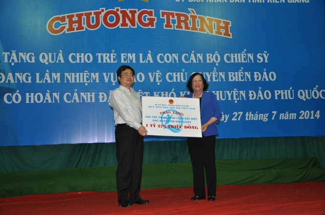Tặng quà cho con em cán bộ, chiến sỹ bảo vệ chủ quyền biển đảo - ảnh 1