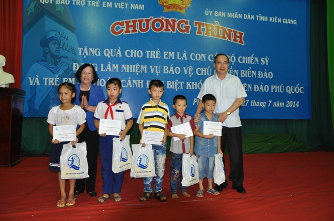 Tặng quà cho con em cán bộ, chiến sỹ bảo vệ chủ quyền biển đảo - ảnh 2