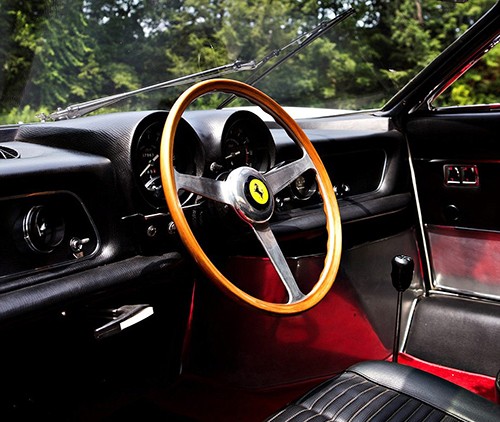 Sốc nặng với giá bán Ferrari phiên bản 'vô lăng giữa' - ảnh 1