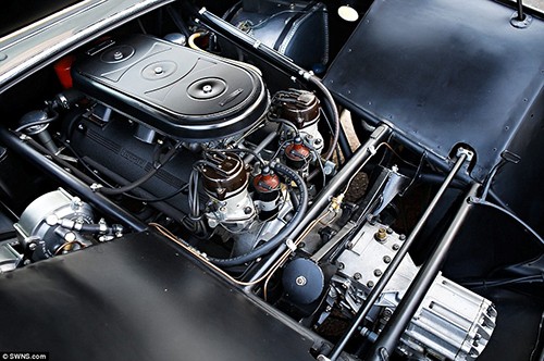 Sốc nặng với giá bán Ferrari phiên bản 'vô lăng giữa' - ảnh 2