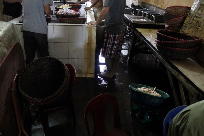 Xem “công nghệ” làm kem bẩn trên miệng cống nước thải - ảnh 3