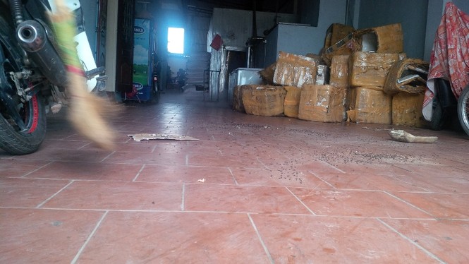 Xem “công nghệ” làm kem bẩn trên miệng cống nước thải - ảnh 10