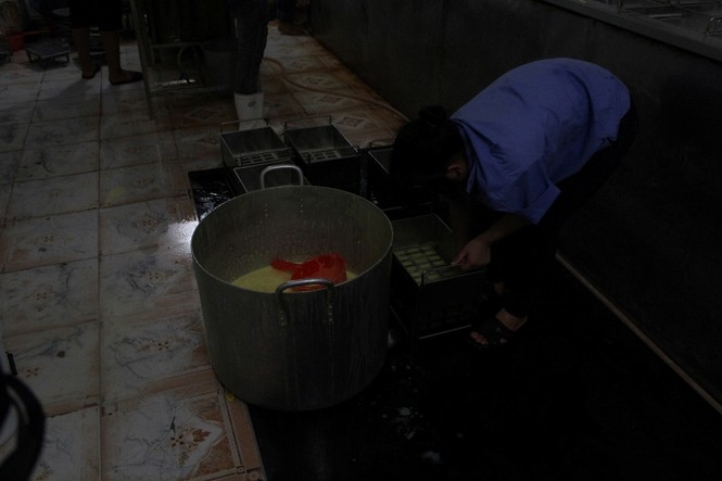 Xem “công nghệ” làm kem bẩn trên miệng cống nước thải - ảnh 11