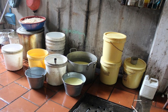 Xem “công nghệ” làm kem bẩn trên miệng cống nước thải - ảnh 13