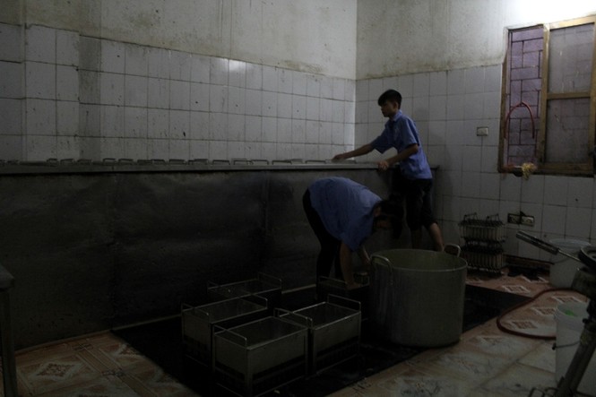 Xem “công nghệ” làm kem bẩn trên miệng cống nước thải - ảnh 15