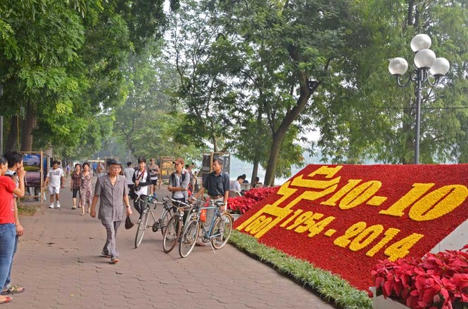 Hà Nội rực cờ hoa mừng 60 năm giải phóng Thủ đô - ảnh 10