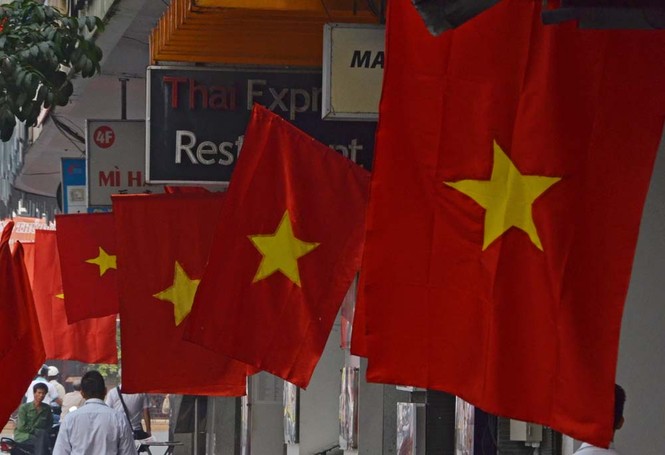 Hà Nội rực cờ hoa mừng 60 năm giải phóng Thủ đô - ảnh 1