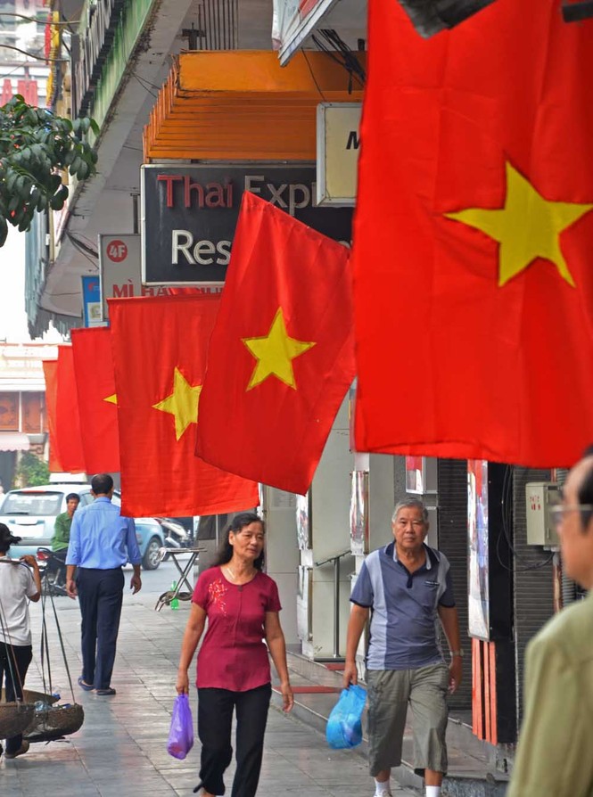 Hà Nội rực cờ hoa mừng 60 năm giải phóng Thủ đô - ảnh 2