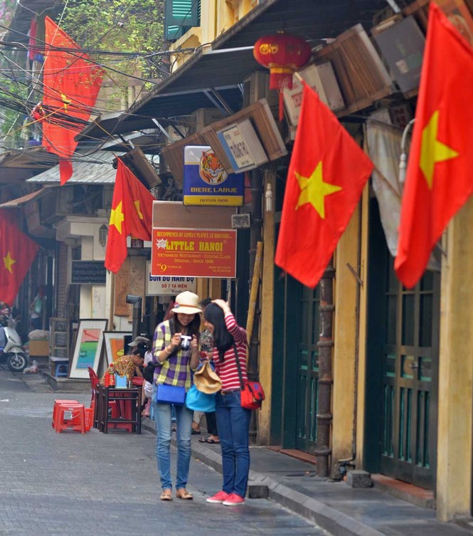 Hà Nội rực cờ hoa mừng 60 năm giải phóng Thủ đô - ảnh 3