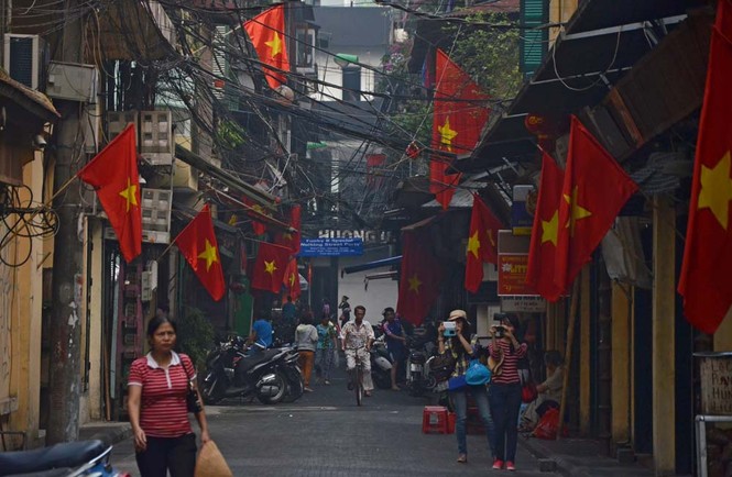 Hà Nội rực cờ hoa mừng 60 năm giải phóng Thủ đô - ảnh 7