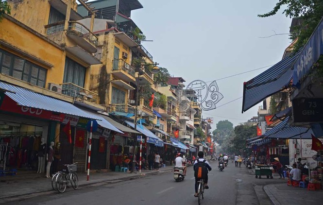 Hà Nội rực cờ hoa mừng 60 năm giải phóng Thủ đô - ảnh 9