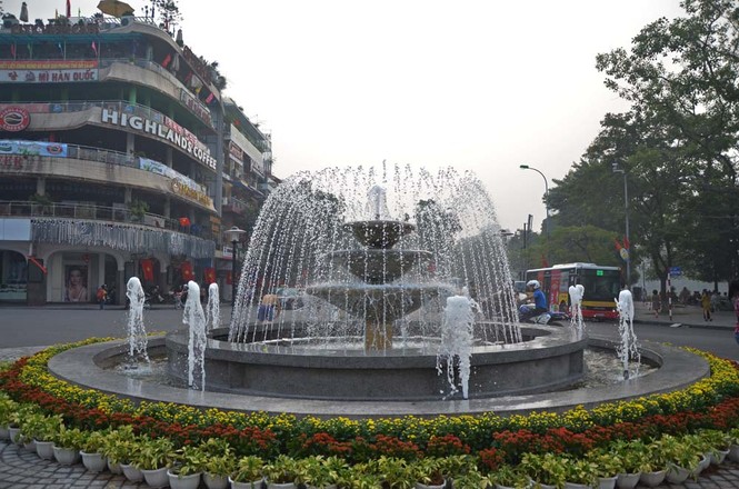 Hà Nội rực cờ hoa mừng 60 năm giải phóng Thủ đô - ảnh 8