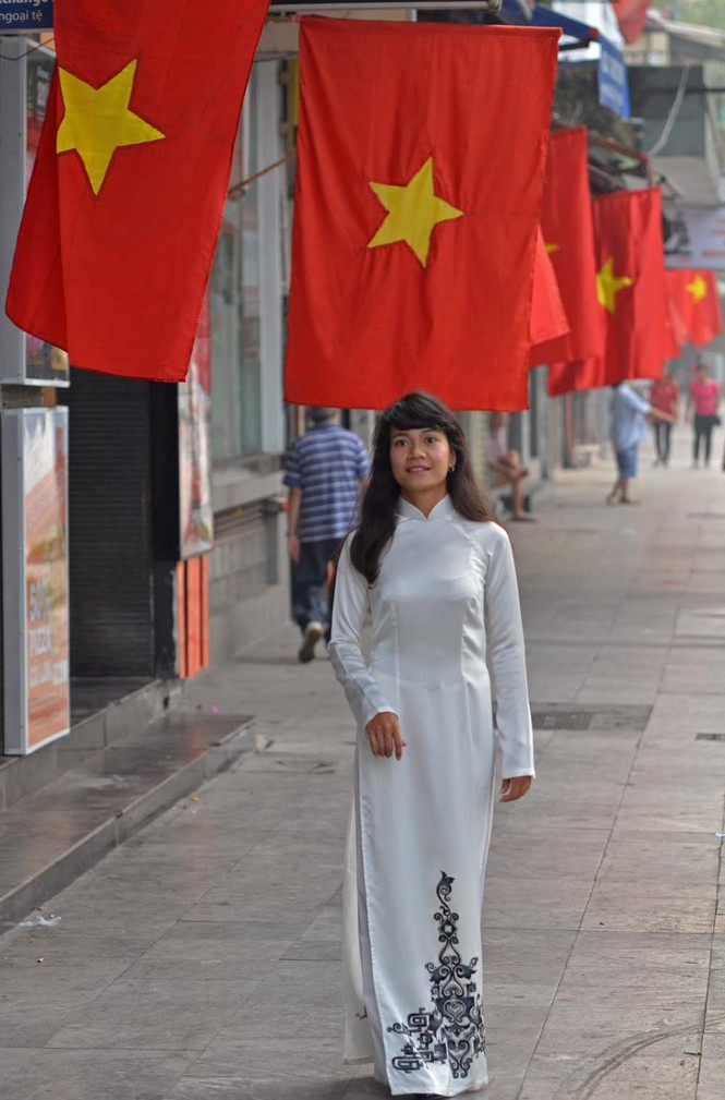 Hà Nội rực cờ hoa mừng 60 năm giải phóng Thủ đô - ảnh 5
