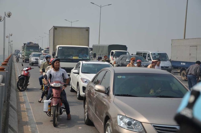 Xe máy nổ lốp, một người chết, cầu Thanh Trì tắc nghẽn - ảnh 4