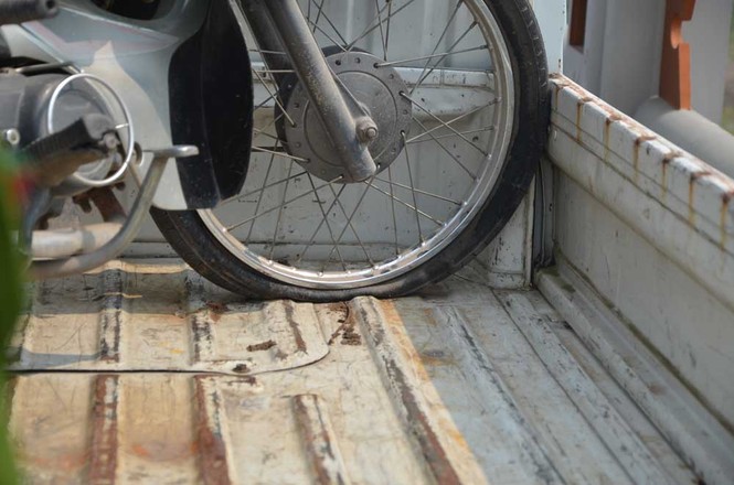 Xe máy nổ lốp, một người chết, cầu Thanh Trì tắc nghẽn - ảnh 2