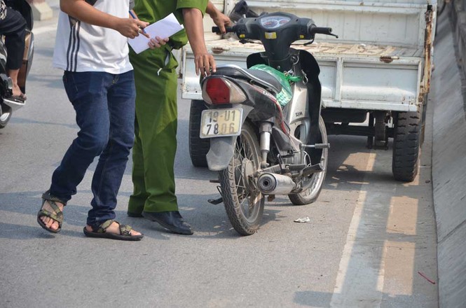 Xe máy nổ lốp, một người chết, cầu Thanh Trì tắc nghẽn - ảnh 5