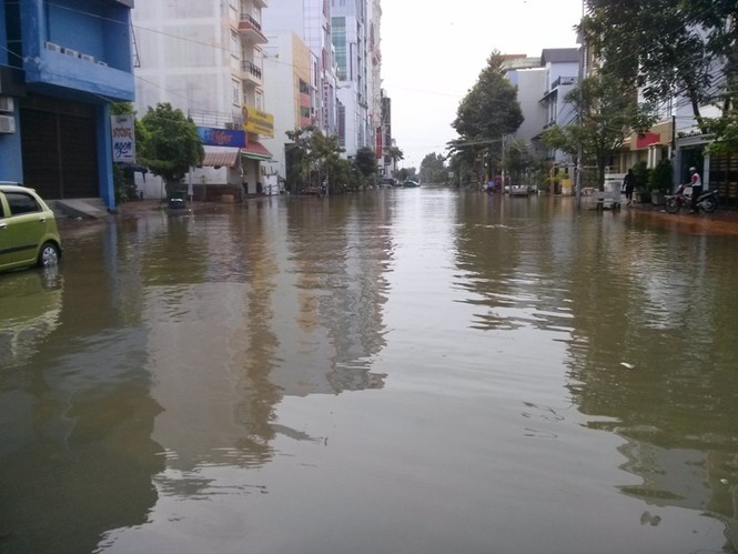 Đường phố Cần Thơ chìm trong nước do triều cường - ảnh 4