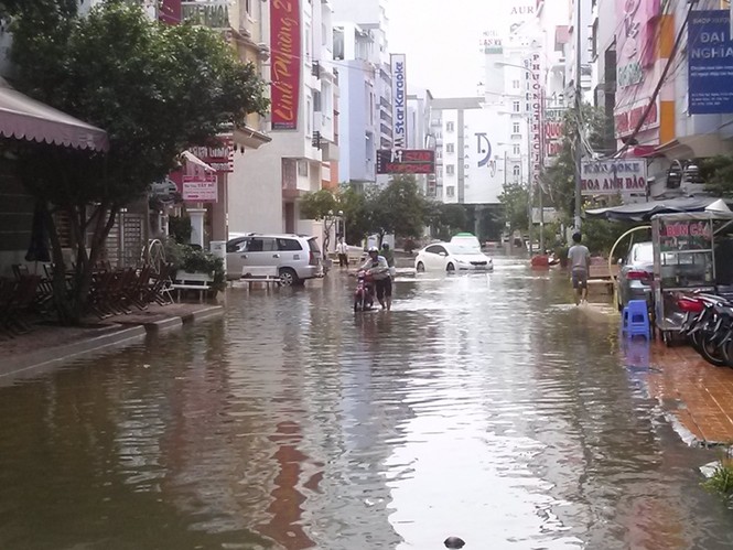 Đường phố Cần Thơ chìm trong nước do triều cường - ảnh 5