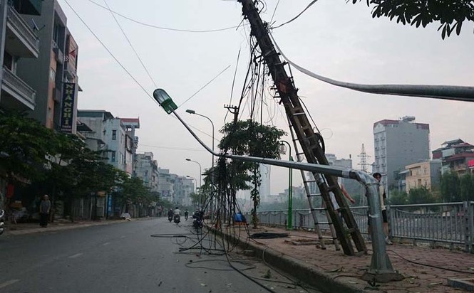 Cột điện đổ ngang đường lúc sáng sớm - ảnh 3