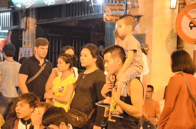 Người Hà Nội thích thú đón gió lạnh đầu mùa - ảnh 2
