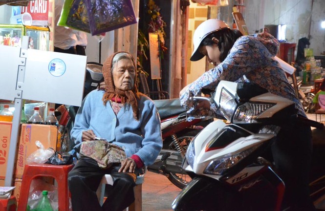 Người Hà Nội thích thú đón gió lạnh đầu mùa - ảnh 1