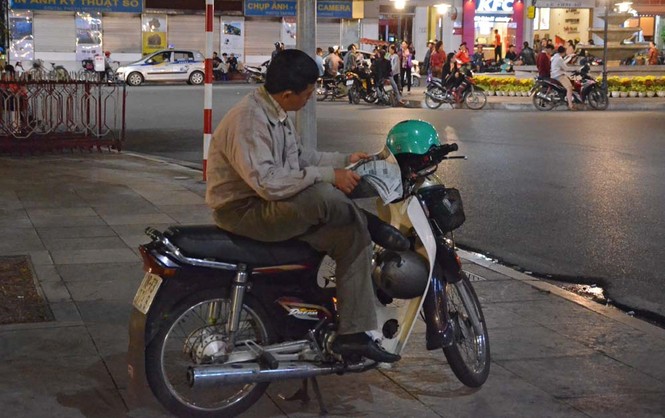 Người Hà Nội thích thú đón gió lạnh đầu mùa - ảnh 9