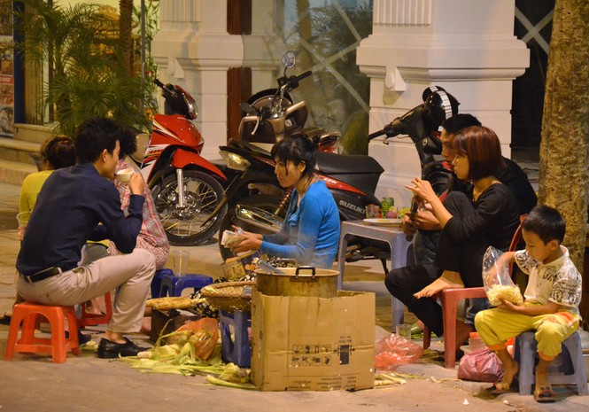 Người Hà Nội thích thú đón gió lạnh đầu mùa - ảnh 3