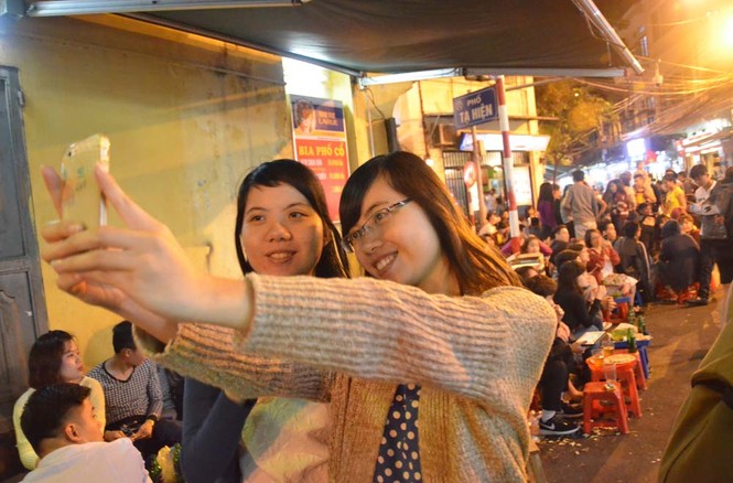 Người Hà Nội thích thú đón gió lạnh đầu mùa - ảnh 7