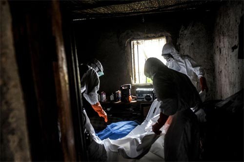 Đau xót cảnh nạn nhân Ebola rên xiết kêu cứu - ảnh 3