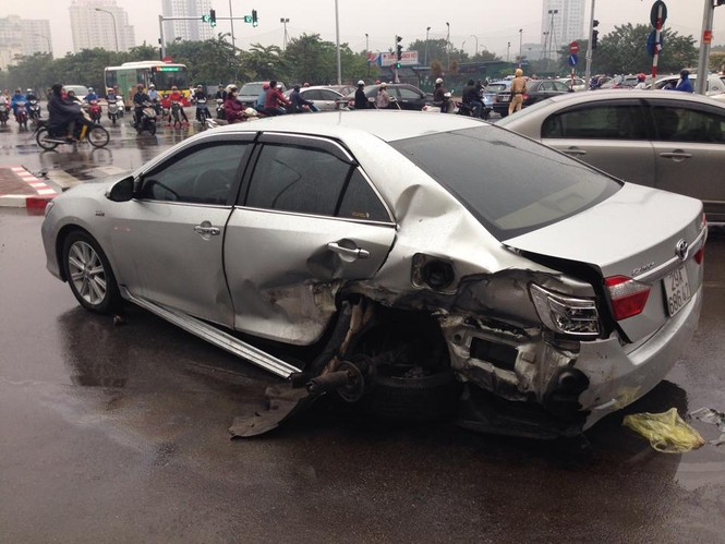 Mercedes gây tai nạn liên hoàn, 3 người bị thương - ảnh 1