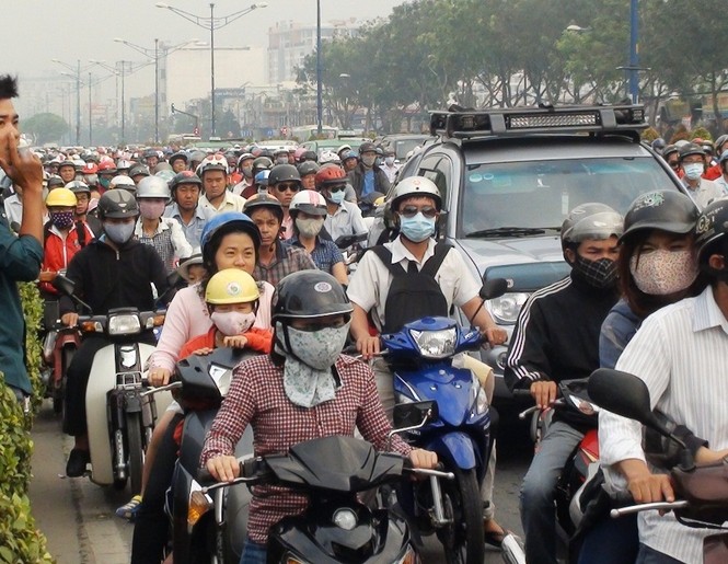 Nam thanh niên chết thảm dưới gầm xe buýt - ảnh 1
