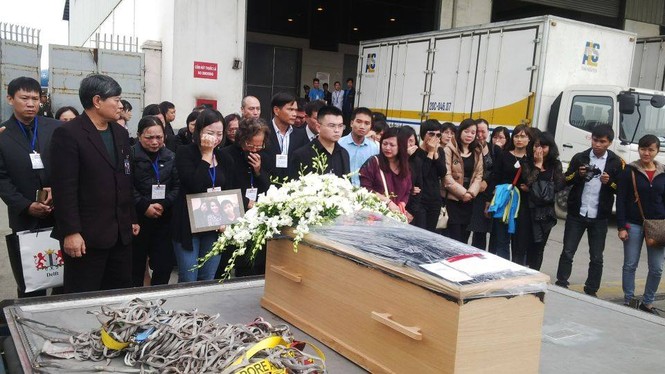 Di hài 3 nạn nhân người Việt vụ MH17 về đến Hà Nội - ảnh 1