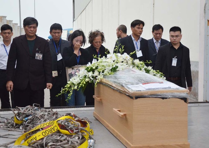 ẢNH: Toàn cảnh đón di hài 3 nạn nhân người Việt vụ MH17 - ảnh 2