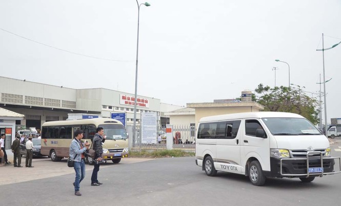 ẢNH: Toàn cảnh đón di hài 3 nạn nhân người Việt vụ MH17 - ảnh 14