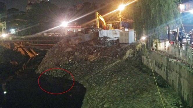 Kinh hãi xác người đội mũ bảo hiểm, dạt dưới chân cầu - ảnh 3