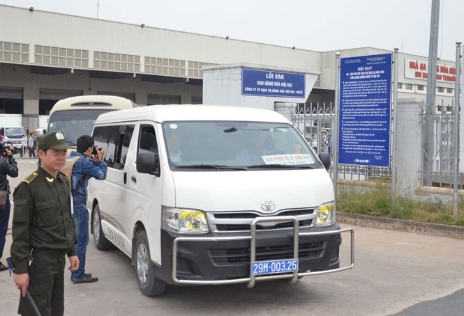 ẢNH: Toàn cảnh đón di hài 3 nạn nhân người Việt vụ MH17 - ảnh 13