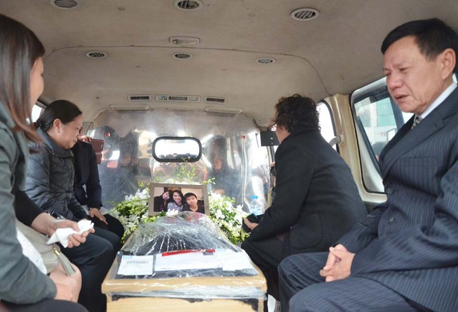 ẢNH: Toàn cảnh đón di hài 3 nạn nhân người Việt vụ MH17 - ảnh 12