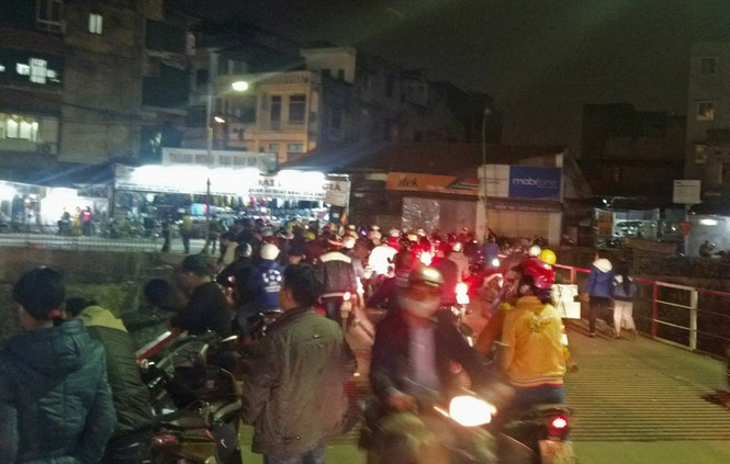 Kinh hãi xác người đội mũ bảo hiểm, dạt dưới chân cầu - ảnh 2