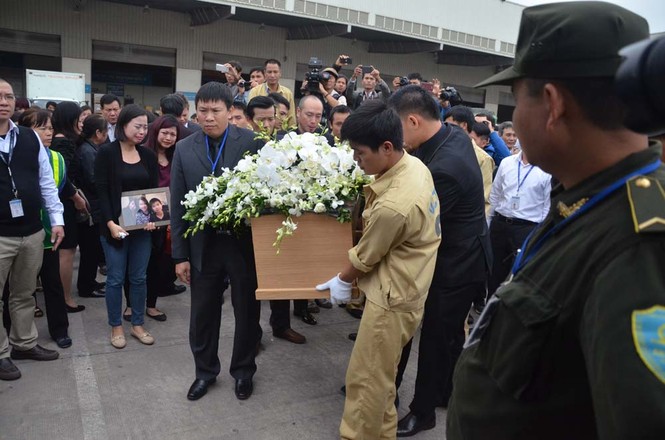 ẢNH: Toàn cảnh đón di hài 3 nạn nhân người Việt vụ MH17 - ảnh 8