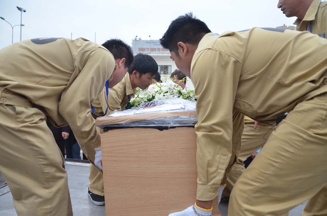 ẢNH: Toàn cảnh đón di hài 3 nạn nhân người Việt vụ MH17 - ảnh 9