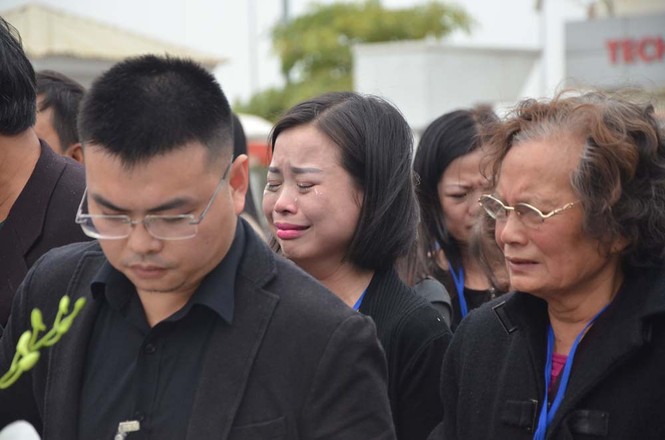 ẢNH: Toàn cảnh đón di hài 3 nạn nhân người Việt vụ MH17 - ảnh 7