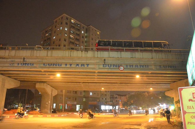 Xe khách 45 chỗ cháy trơ khung ở đường trên cao Hà Nội - ảnh 5