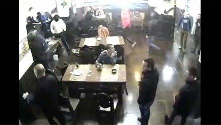 10 video ‘hot’: 'va chạm' nghi dàn cảnh móc túi giữa Hà Nội - ảnh 10