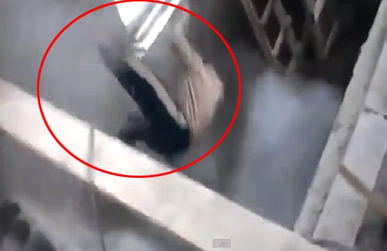 10 video ‘hot’: 'va chạm' nghi dàn cảnh móc túi giữa Hà Nội - ảnh 6
