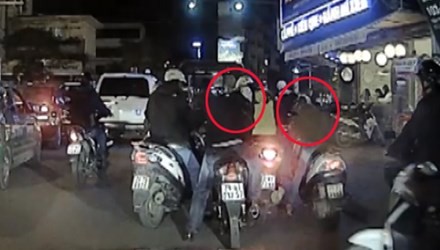 10 video ‘hot’: 'va chạm' nghi dàn cảnh móc túi giữa Hà Nội - ảnh 3